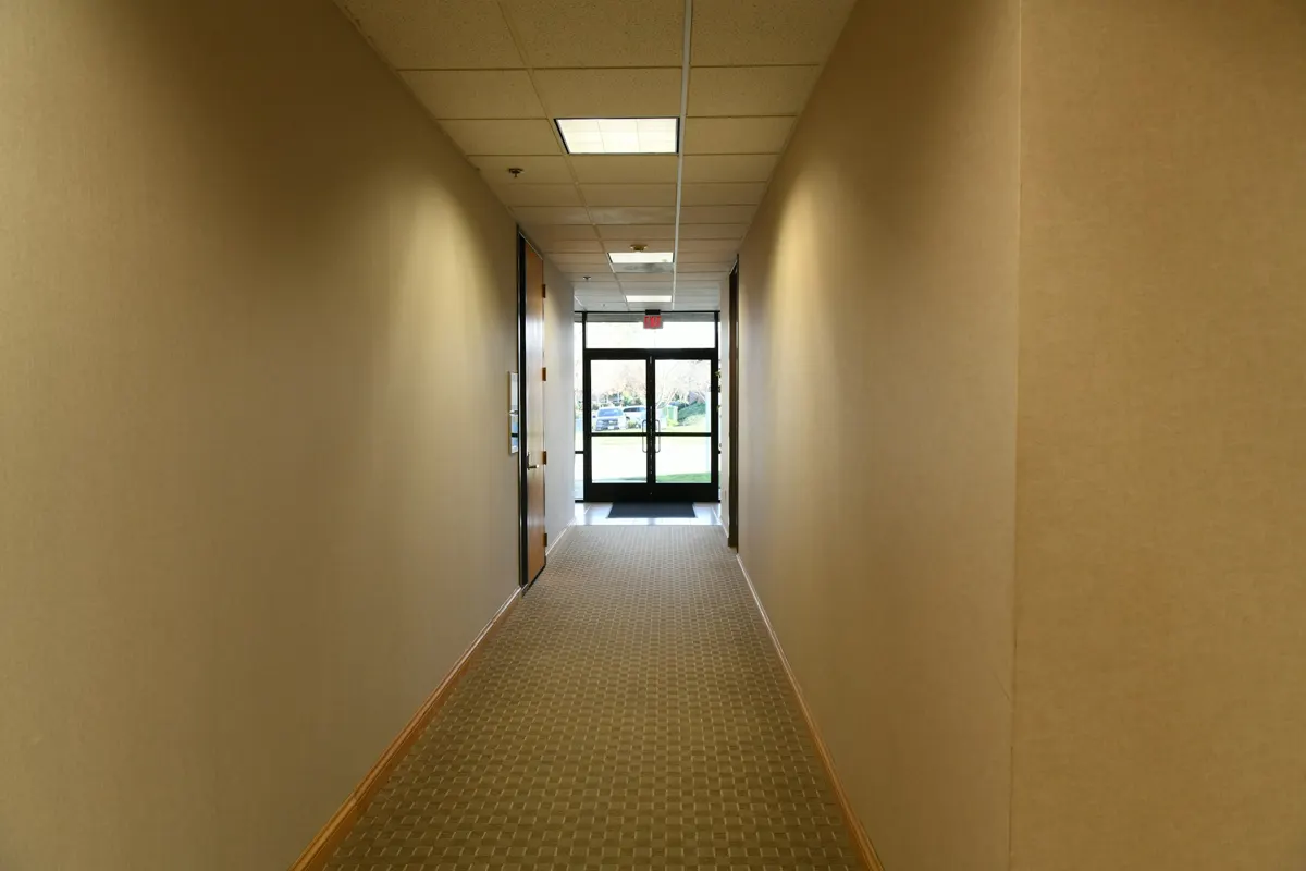 Couloir de bureaux fraîchement repeint