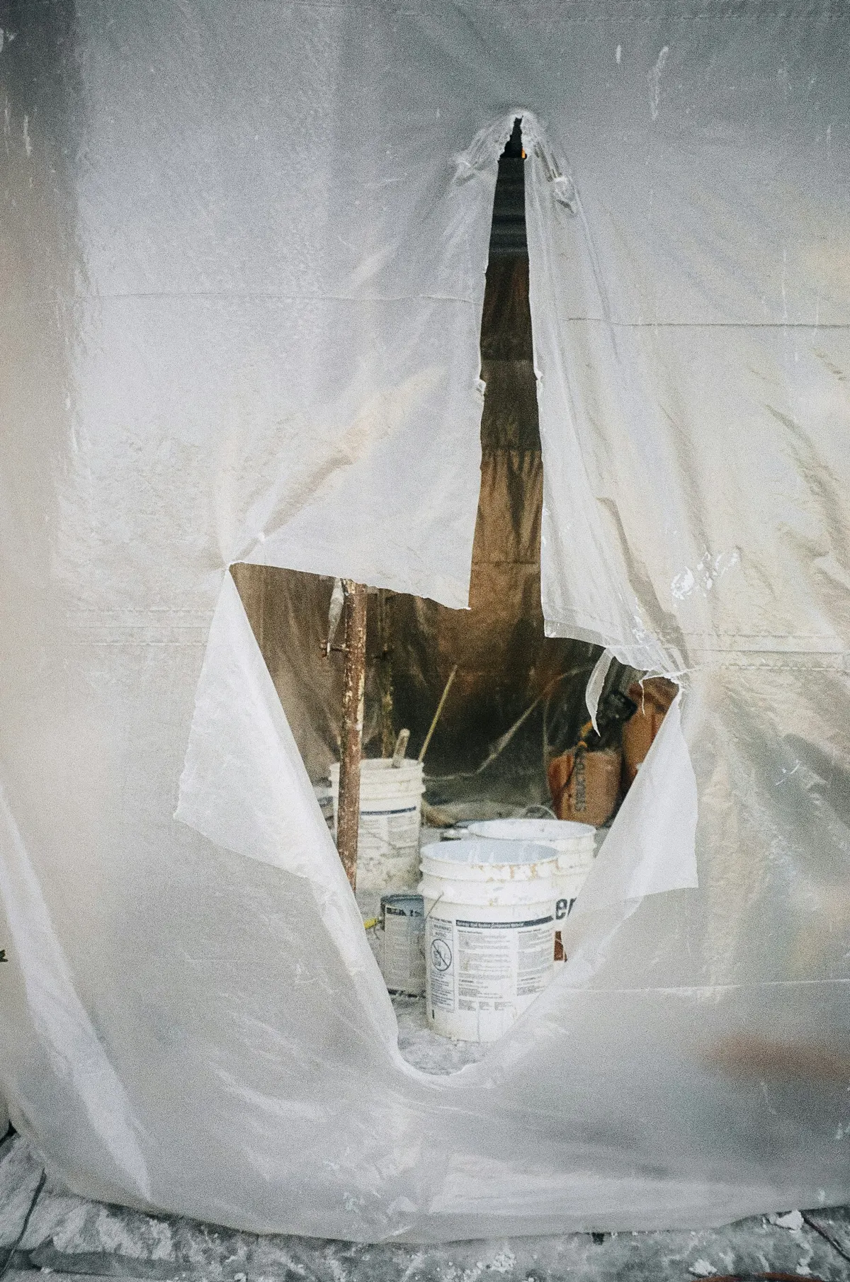 Pièce protégée par des bâches avant les travaux de peinture